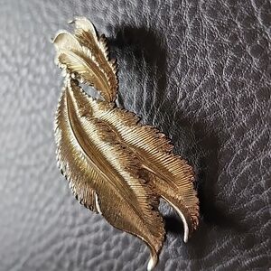 VTG STAR Gold Leaf Brooch